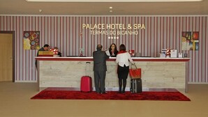 Un comptoir d’accueil d’hôtel avec une enseigne indiquant : « PALACE HOTEL & SPA TERMAS DO BICANHO ».