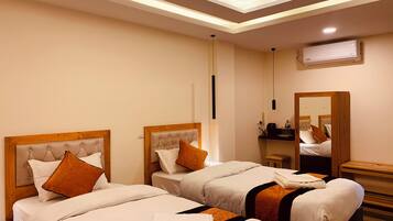 Kamar Twin Superior, 2 Tempat Tidur Twin, Bebas Asap Rokok, pemandangan bukit | 1 kamar tidur, tempat tidur Select Comfort, dan brankas