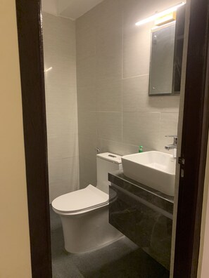 Shower, rainfall showerhead, slippers, bidet - 29 Eleven Bed and Breakfast (Khokana)