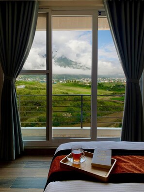 Quarto casal superior, 1 cama Queen, para não fumantes, vista para a colina | Camas Select Comfort, cofres nos quartos, individualmente decorados