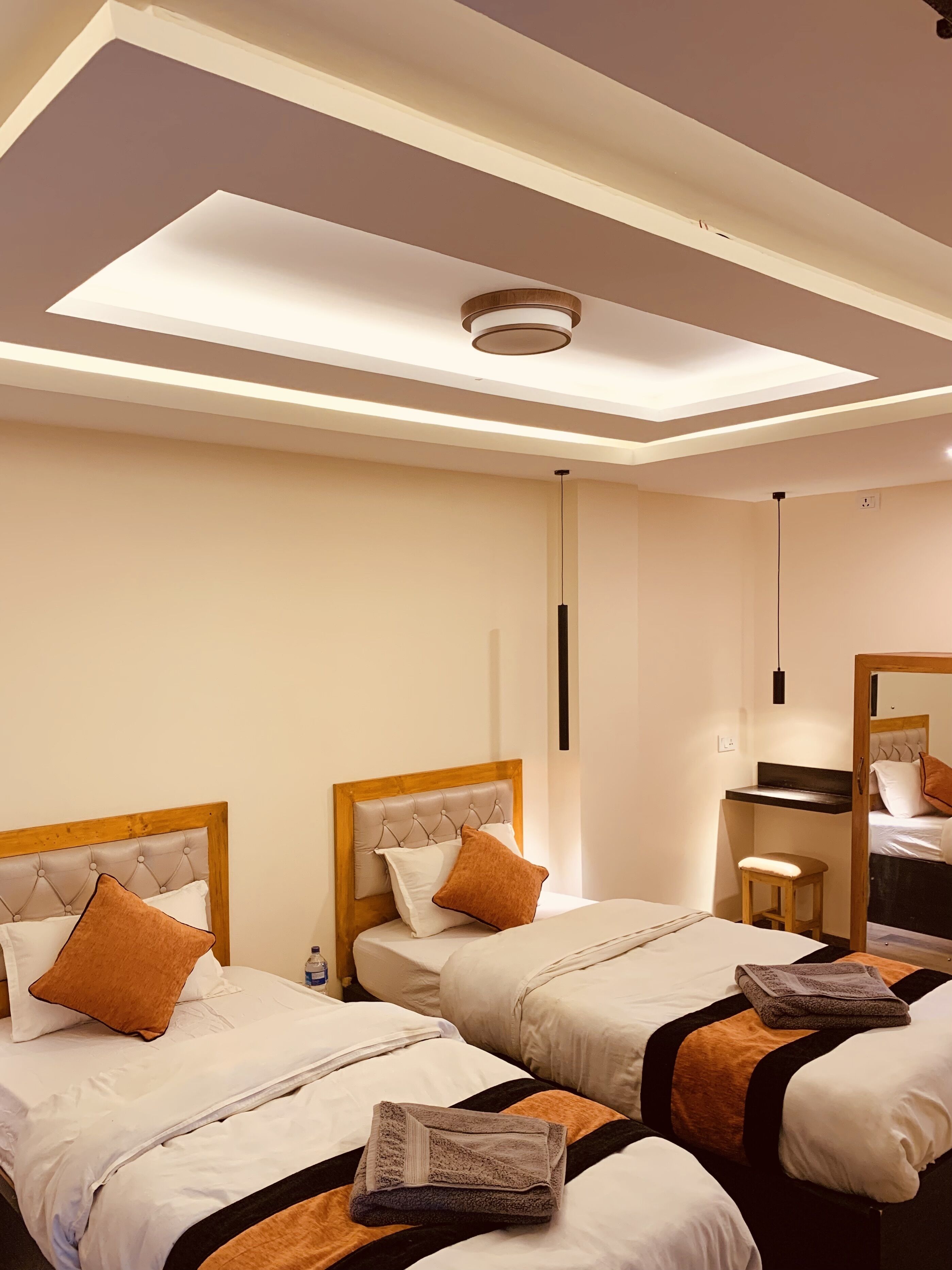 Habitació amb dos llits individuals superior, 2 llits individuals, no fumadors, vistes al turó | Matalassos de la marca Select Comfort i caixa forta a l'habitació 