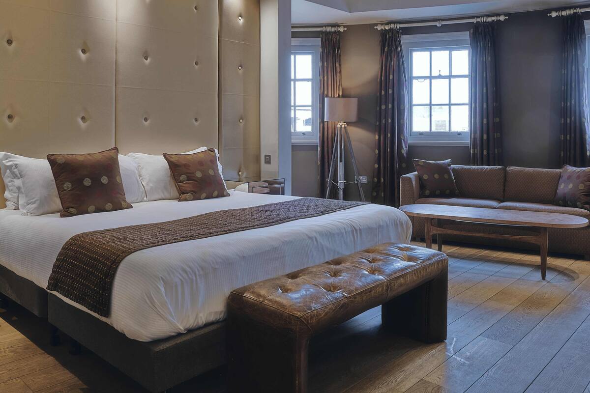 Chambre Deluxe | Literie de qualité, bureau, fer et planche à repasser