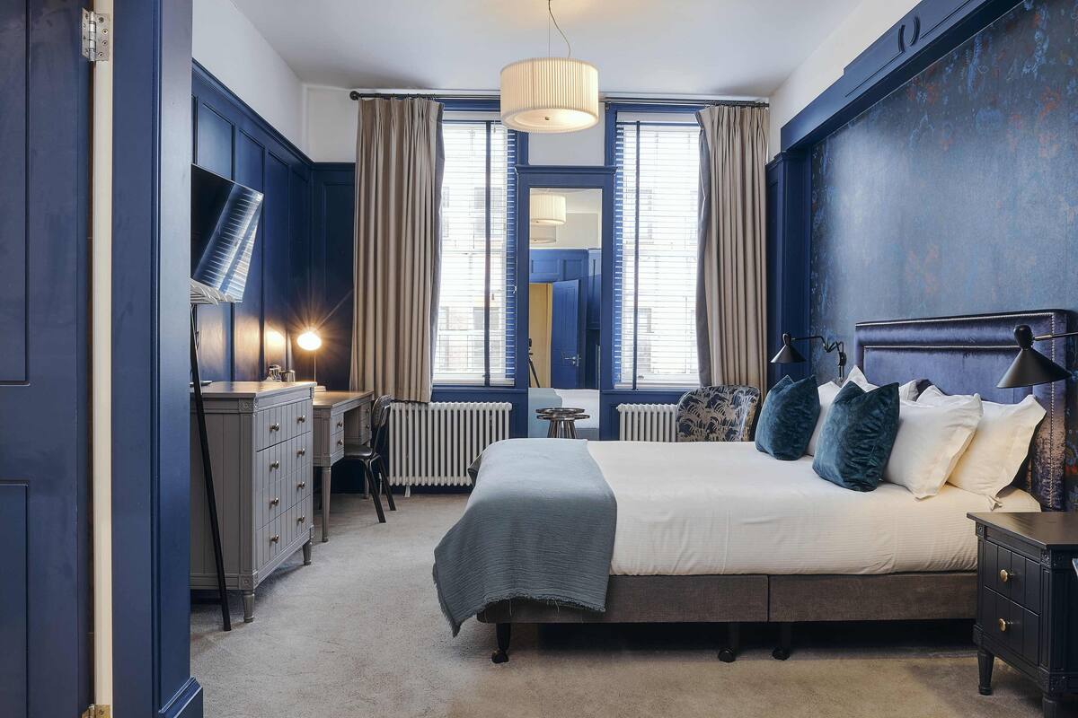 Chambre Junior double | Literie de qualité, bureau, fer et planche à repasser