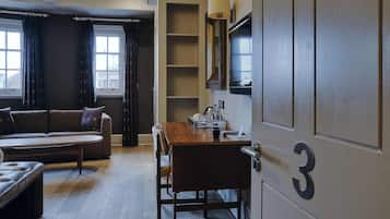 Deluxe Room | 1 bedroom, premium bedding, individually decorated