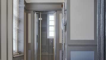 Suite | Bagno | Set di cortesia gratuito, asciugacapelli, asciugamani, sapone