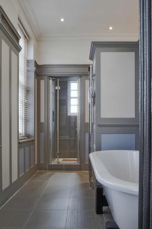 Suite | Bathroom | Free toiletries, hair dryer, towels, soap