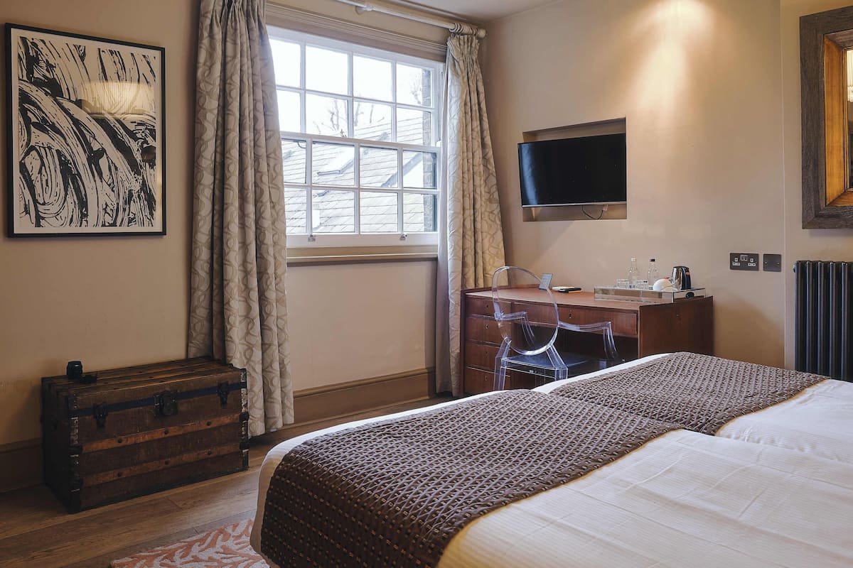 Chambre supérieure double ou avec lits jumeaux | Literie de qualité, bureau, fer et planche à repasser