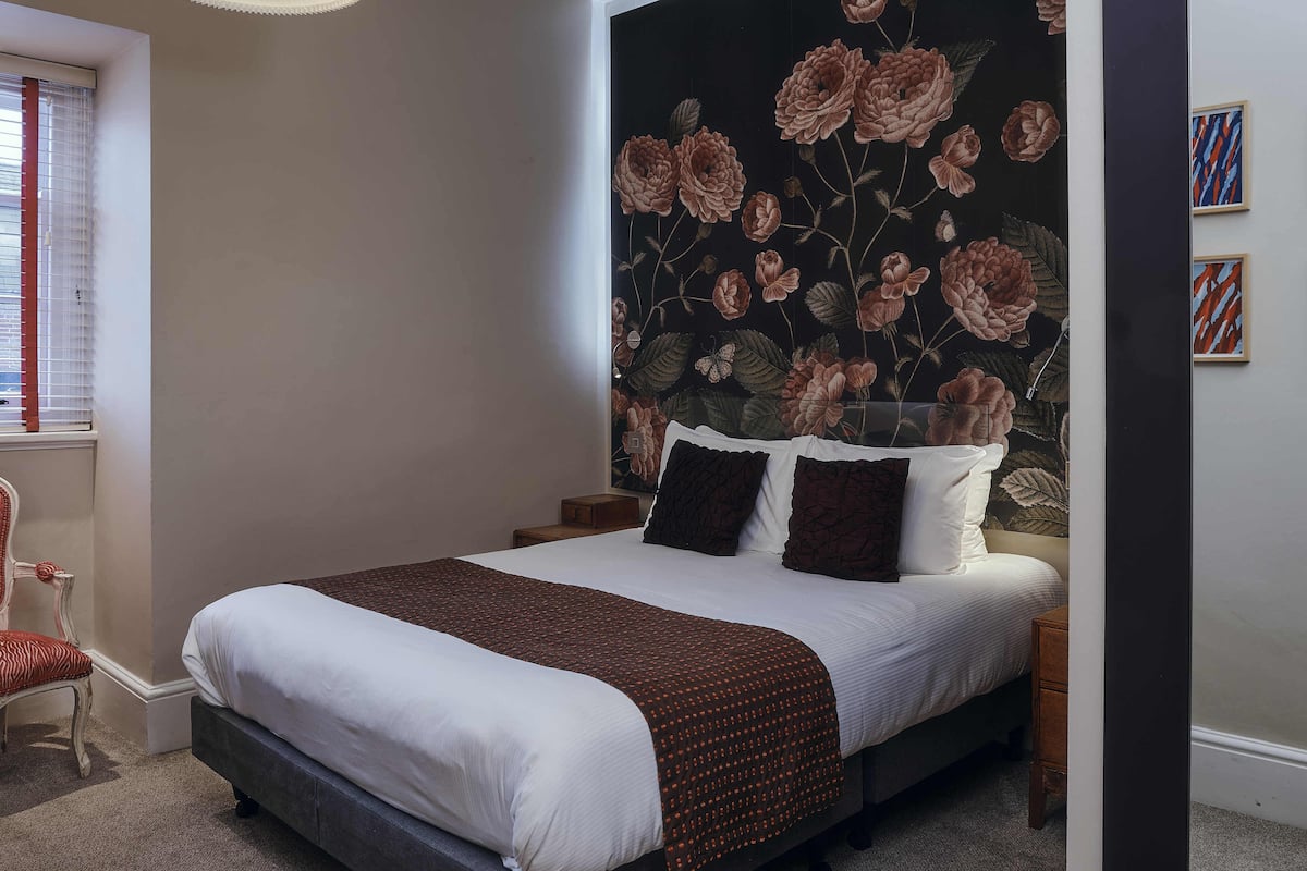 Chambre supérieure double | Literie de qualité, bureau, fer et planche à repasser