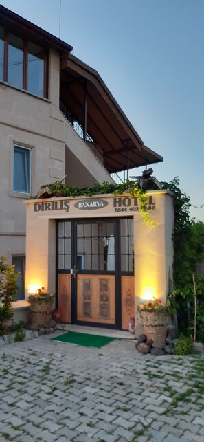 Front of property - evening/night - DİRİLİŞ BANARYA PANSİYON (Ürgüp)
