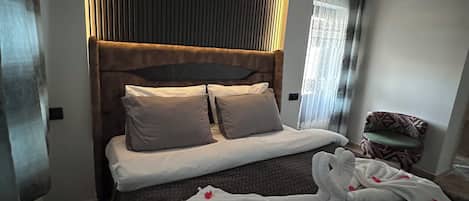 Habitación Deluxe doble, no fumadores, vistas a la ciudad | Sistema de insonorización, tabla de planchar con plancha, wifi gratis