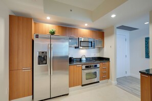 Réfrigérateur, micro-ondes, plaque de cuisson, lave-vaisselle