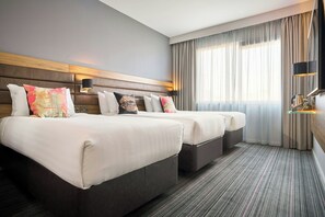 Room, 3 Twin Beds | Hypo-allergenic bedding, blackout drapes, free cribs/infant beds - Moxy Dublin City (Dublin)