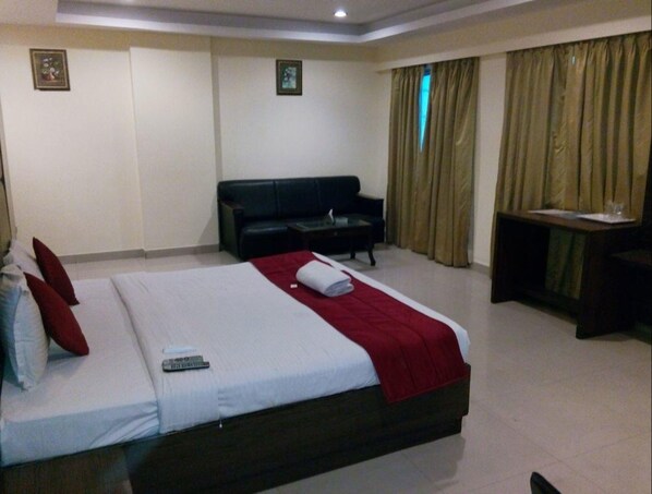 Premium bedding, individually decorated, desk, soundproofing