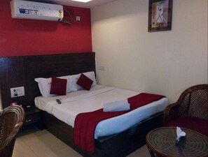 Premium bedding, individually decorated, desk, soundproofing