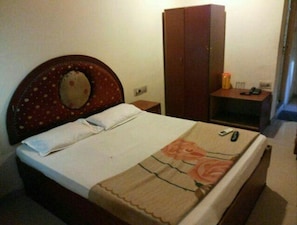 Premium bedding, individually decorated, desk, soundproofing