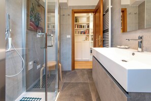 อพาร์ทเมนท์, 2 ห้องนอน | ห้องน้ำ | ฝักบัวในอ่างอาบน้ำ, ไดร์เป่าผม, โถสุขภัณฑ์แบบบิเดท์, ผ้าเช็ดตัว