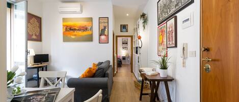 Departamento, 2 habitaciones | Área de sala de estar | Televisión de pantalla plana