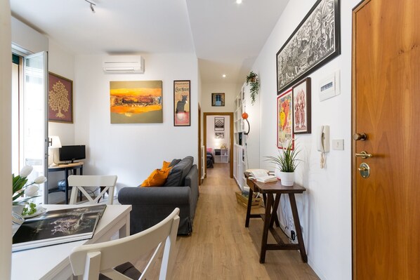 อพาร์ทเมนท์, 2 ห้องนอน | บริเวณนั่งเล่น | ทีวีจอแบน