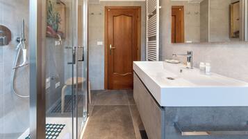 Apartment, 2 Schlafzimmer | Badezimmer | Duschwanne, Haartrockner, Bidet, Handtücher