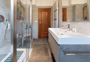 Appartamento, 2 camere da letto | Bagno | Combinazione doccia/vasca, asciugacapelli, bidet, asciugamani