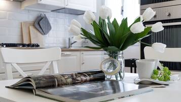 Apartment, 2 Schlafzimmer | Essbereich im Zimmer