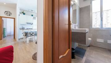 Appartamento, 2 camere da letto | Bagno | Combinazione doccia/vasca, asciugacapelli, bidet, asciugamani