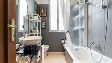 Lägenhet - 2 sovrum | Badrum | Badkar/dusch, hårtork, bidé och handdukar