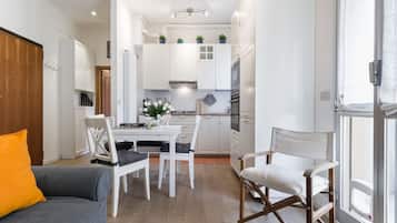 Appartamento, 2 camere da letto | Area soggiorno | TV a schermo piatto