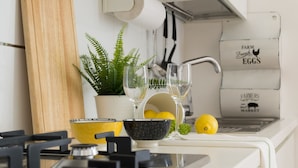 Apartemen, 1 kamar tidur | Dapur kecil pribadi | Mesin pembuat kopi/teh, lemari es, microwave, dan oven