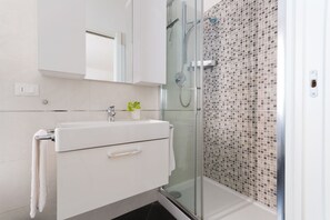 Apartment, 1 Schlafzimmer | Badezimmer | Dusche, Haartrockner, Bidet, Handtücher