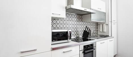 Appartement, 1 slaapkamer | Privékeuken | Een koelkast, een microgolfoven, een oven, een kookplaat