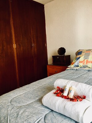 3 makuuhuonetta, työpöytä, Wi-Fi