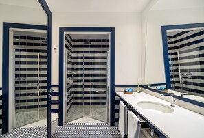 Habitación clásica | Baño | Artículos de higiene personal gratuitos, secador de pelo y toallas