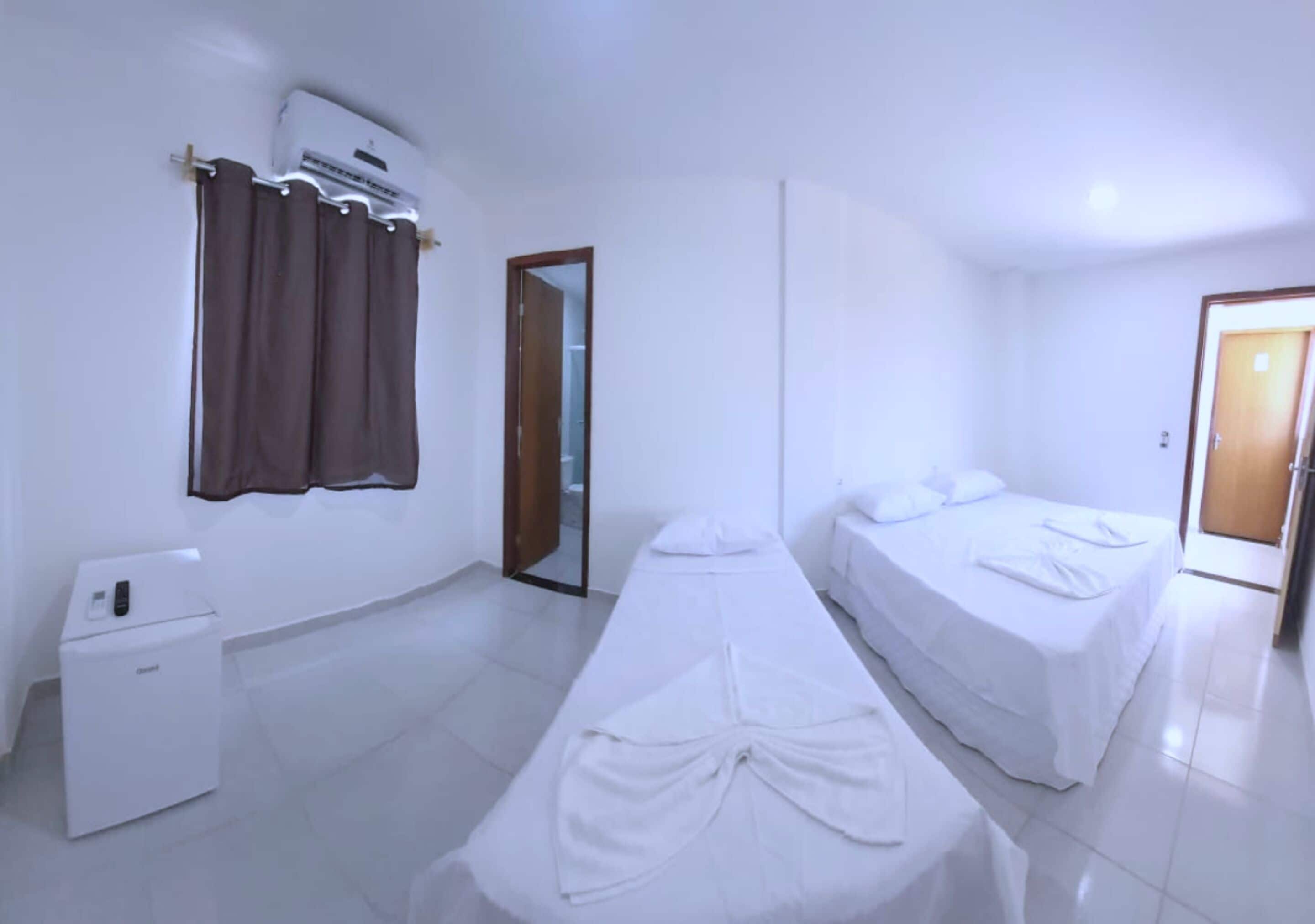 economy triple room | minibar, bed sheets