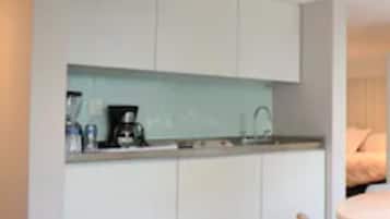 Suite Deluxe | Cocina privada | Refrigerador, microondas, cafetera y tetera y licuadora