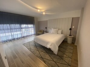 Standard Suite | 1 bedroom, down duvets, in-room safe, laptop workspace