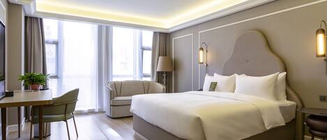 Privilege, Room, 1 King Bed | Minibar, in-room safe, individually decorated, individually furnished