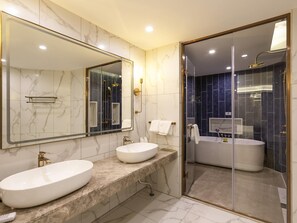Minibar, brankas, dan didekorasi berbeda-beda