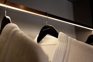 Habitación Deluxe, 2 camas individuales | Minibar, caja de seguridad en la habitación y decoración personalizada 