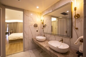 Habitación Deluxe, 1 cama King size | Baño | Regadera tipo lluvia, amenidades de baño gratuitas, secadora de cabello 