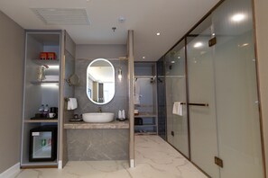 Regendusche, kostenlose Toilettenartikel, Haartrockner, Hausschuhe