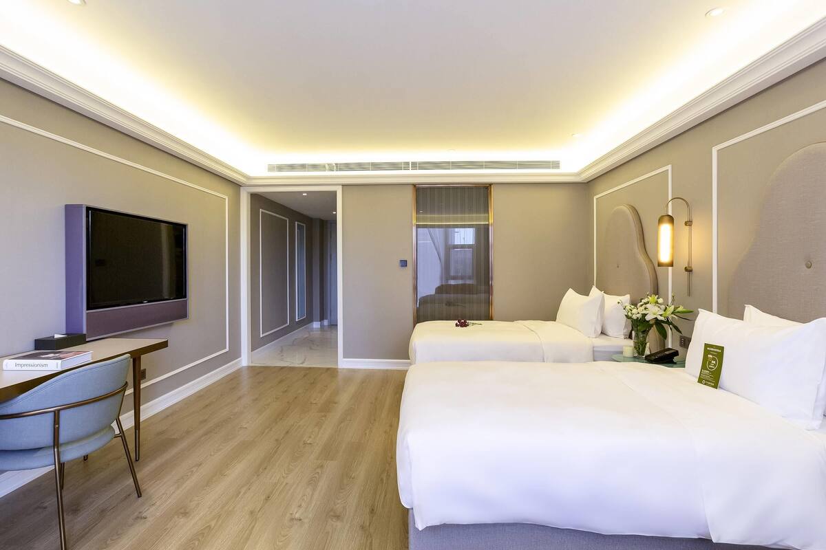 Minibar, caja de seguridad en la habitación y decoración personalizada