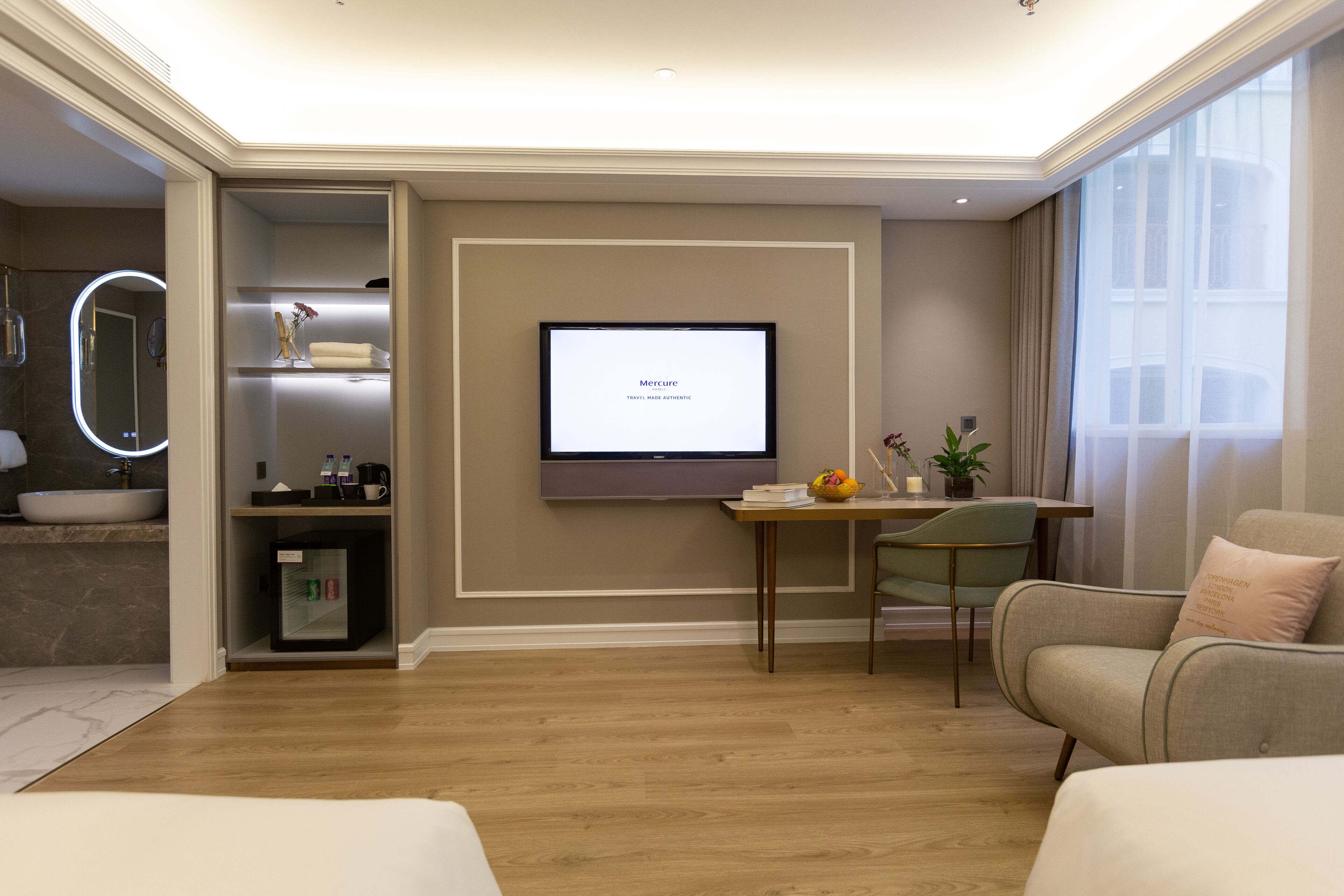 standard room, 1 king bed | minibar, in-room safe, individually decorated, individually furnished