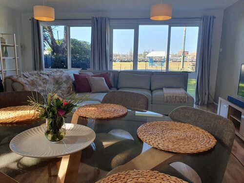 Play@PortMacq - w Wi-Fi, pool, aircon - great location next to shops and marina