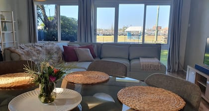 Play@PortMacq - w Wi-Fi, pool, aircon - great location next to shops and marina