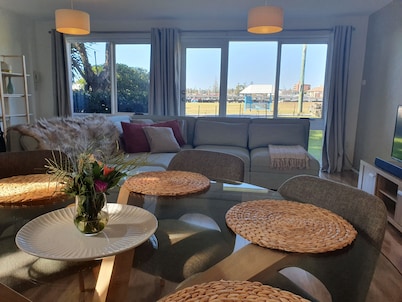 Play@PortMacq - w Wi-Fi, pool, aircon - great location next to shops and marina