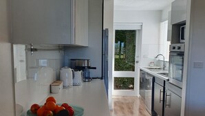 Kaffetrakter/tekoker, kjøleskap, mikrobølgeovn og ovn