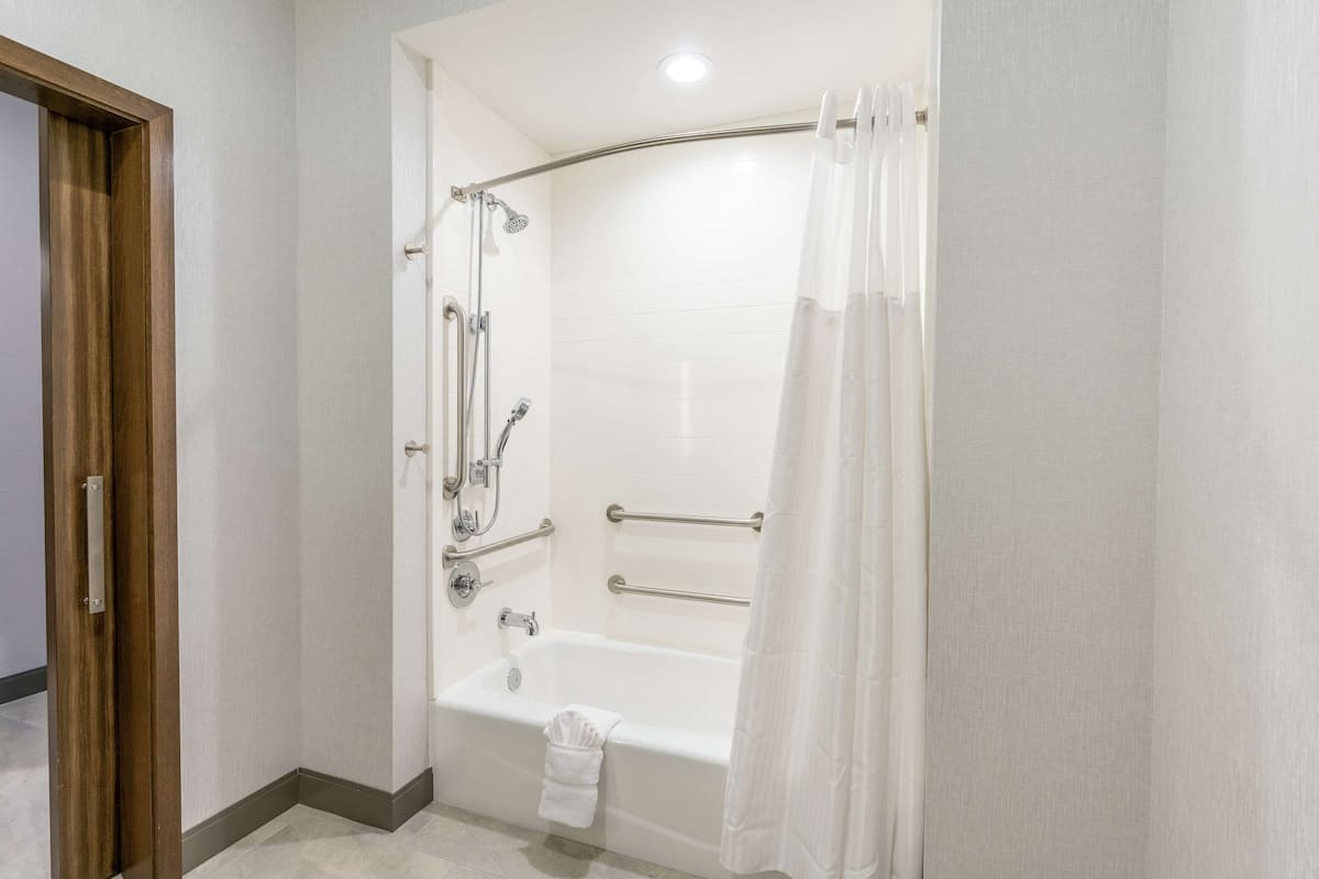 Artículos de tocador gratuitos, secador de pelo, toallas, jabón