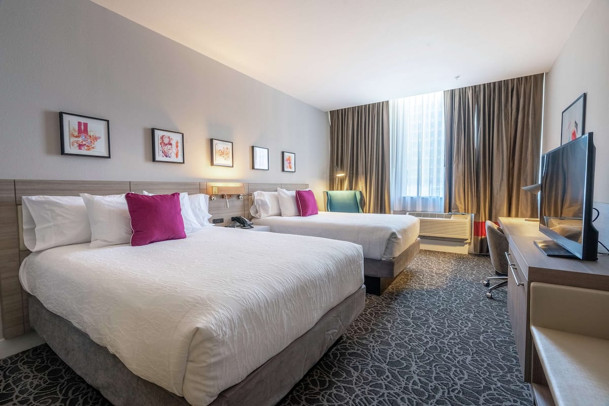 1 habitación, escritorio y espacio para trabajar con laptop