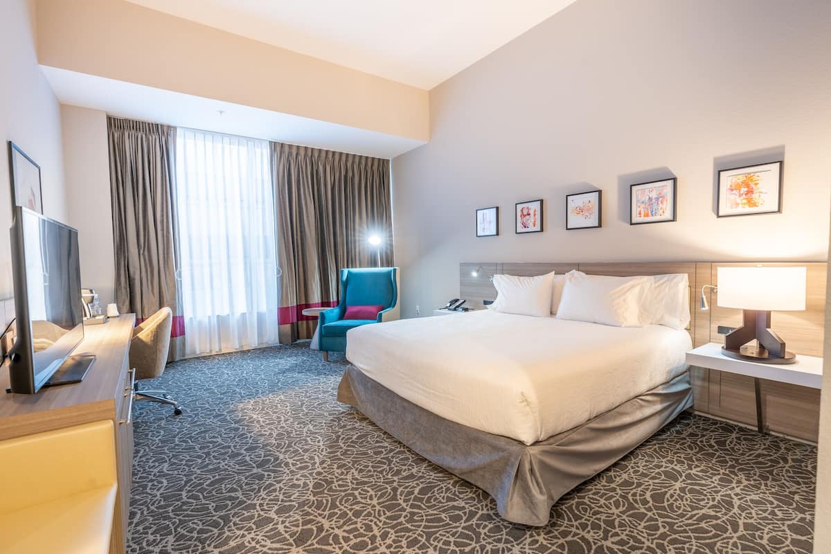 1 habitación, escritorio y espacio para trabajar con laptop